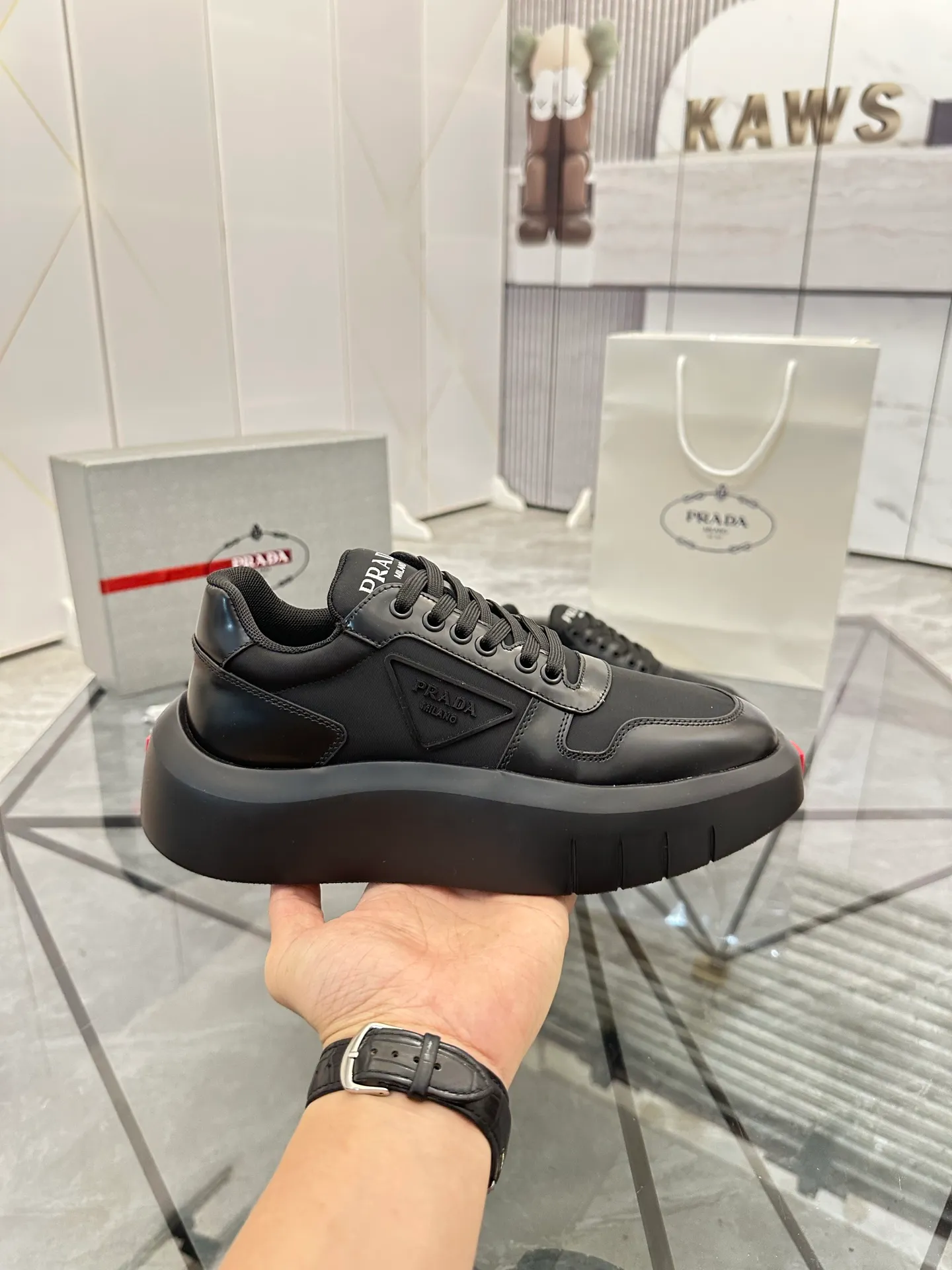 Men's shoes: 💰P620¥ High-end top quality Product trademark: Prada *"Prada*" low-top casual shoes Regular size: 38-45 (can be customized to 46) Product materials: imported first-layer cowhide leather on the upper spliced ​​with original fabric, breathable lining, cowhide foot pads, original ultra-light foam outsole. No.: 001